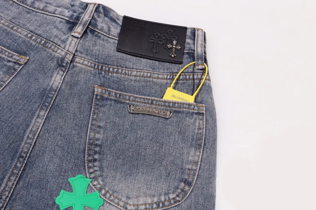P250 style number: H433 Chrome Hearts CH Chrome Hearts heavy industry damaged ripped high street jeans exude uninhibited personality and unique charm. Every wear and tear is carefully designed to present a unique artistic feel. Made of imported denim fabric, which has undergone heavy industrial washing and destruction treatment, the trousers show a super cool effect on the upper body, allowing you to dominate the fashion stage.  This is more than just a pair of jeans, it is an expression of attitude. With its unique design concept and ultimate pursuit of details, Croxin breaks traditional boundaries and defines the jeans trend in the new era. The trousers are made of double-layer woven fabric and matched with customized hardware, showing an incomparably beautiful and unique style, making every wearer the focus of fashion. Imported denim fabric, super heavy-duty washed and damaged, the upper body is super cool! Customized hardware, incomparably good-looking model. The production process is difficult. It has a high-street feel. Color: blue Size: S M L XL XXL